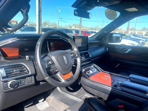 Used 2021 Lincoln Navigator Reserve image 11
