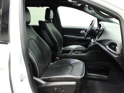 Used 2022 Chrysler Pacifica Limited w/ Uconnect Theater Family Group image 17