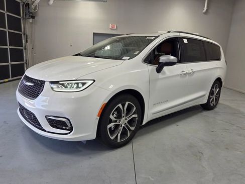 New 2026 Chrysler Pacifica Pinnacle image 3