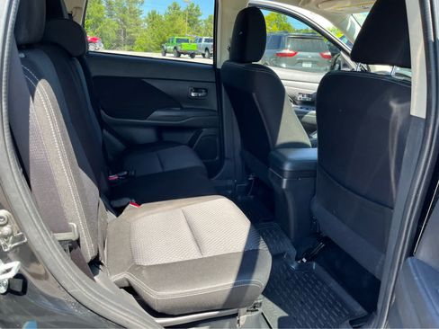 Used 2017 Mitsubishi Outlander SE AWD/4WD image 32