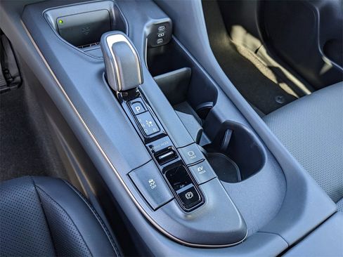 Used 2023 Toyota Crown Limited image 27