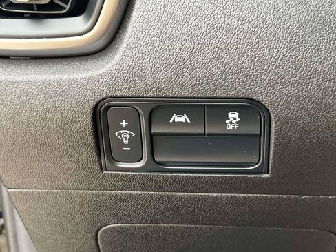 Used 2023 Kia Sorento LX image 17