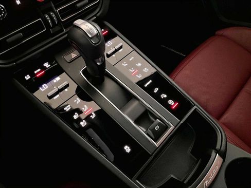 Used 2025 Porsche Macan image 20