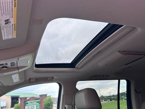 Used 2016 Chevrolet Suburban LT RWD image 44