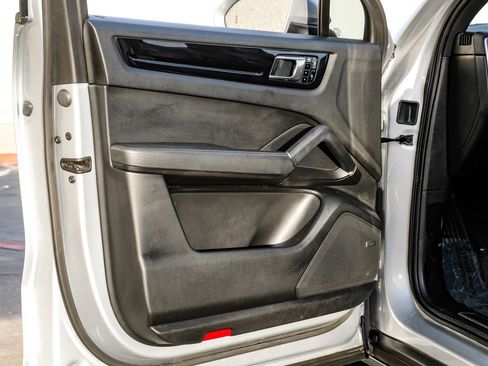 Used 2020 Porsche Cayenne image 39
