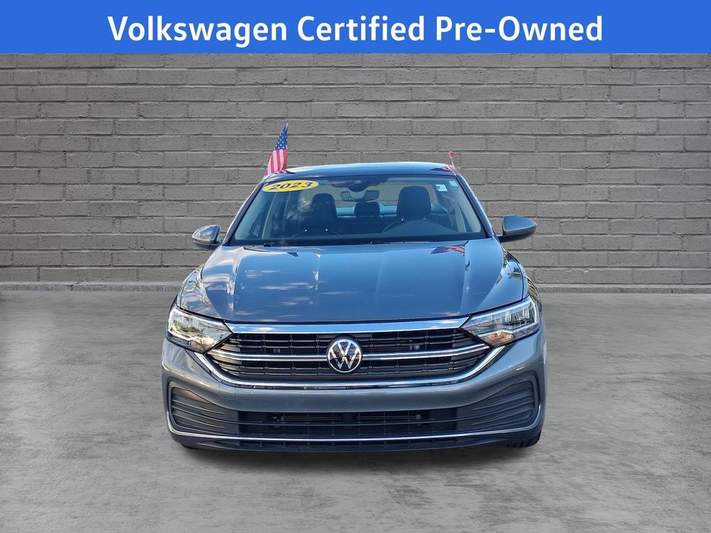 Used 2023 Volkswagen Jetta SE w/ Panoramic Sunroof Package FWD image 2