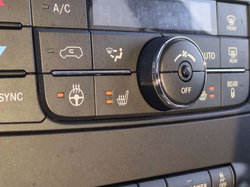 Used 2014 Chrysler Town & Country Touring-L image 40