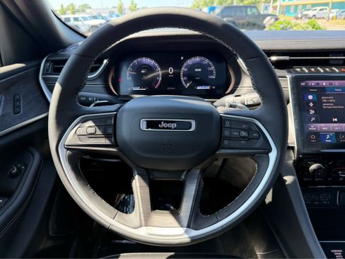 Used 2024 Jeep Grand Cherokee Limited w/ Black Appearance Package AWD/4WD image 15