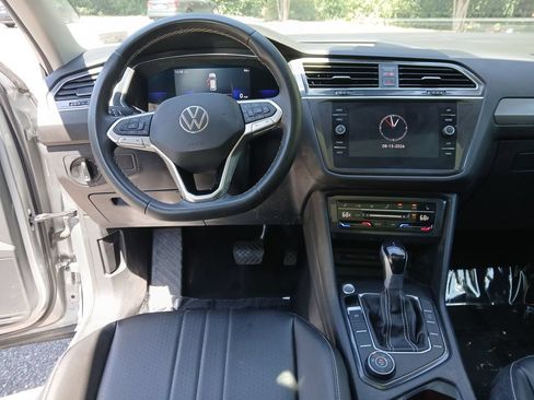 Used 2022 Volkswagen Tiguan SE AWD/4WD image 24