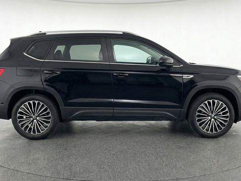 Used 2025 Volkswagen Taos SE image 11