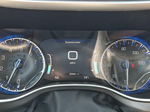 Used 2024 Chrysler Pacifica Touring-L FWD image 20