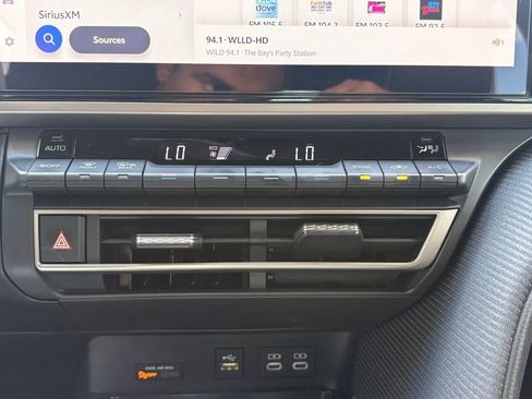 Used 2025 Toyota Camry SE w/ Multimedia Upgrade Package image 23