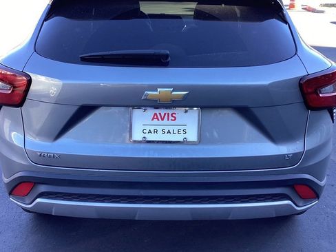 Used 2025 Chevrolet Trax LT w/ LT Convenience Package image 8