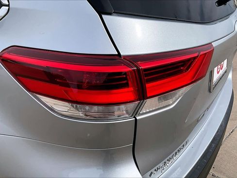 Used 2019 Toyota Highlander LE image 26