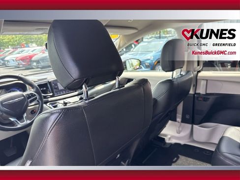 Used 2018 Chrysler Pacifica Touring-L FWD image 35