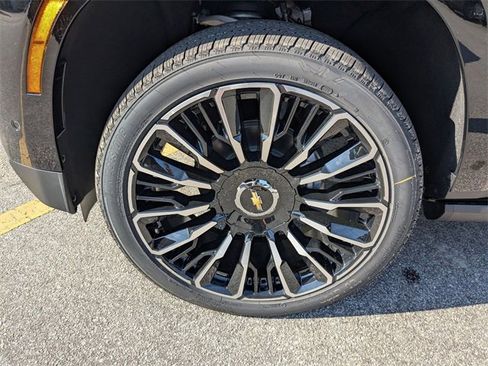 New 2026 Chevrolet Suburban High Country image 8