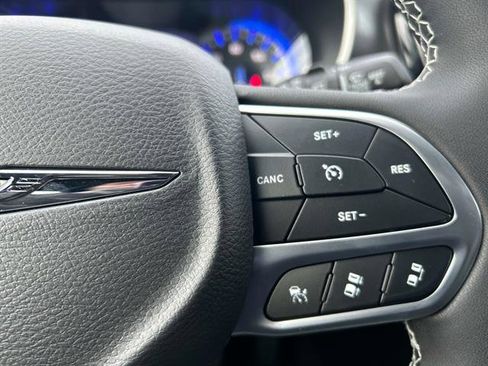 Used 2026 Chrysler Pacifica Select image 26