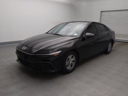 Used 2024 Hyundai Elantra SE image 2