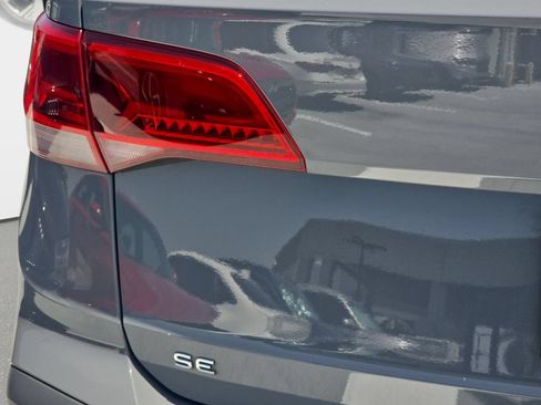 Used 2022 Volkswagen Taos SE w/ Panoramic Sunroof Package FWD image 27