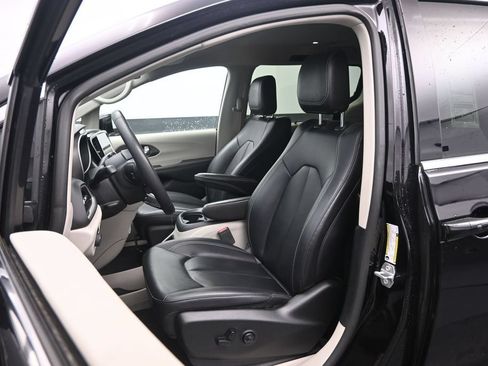 Used 2024 Chrysler Pacifica Touring-L FWD image 19