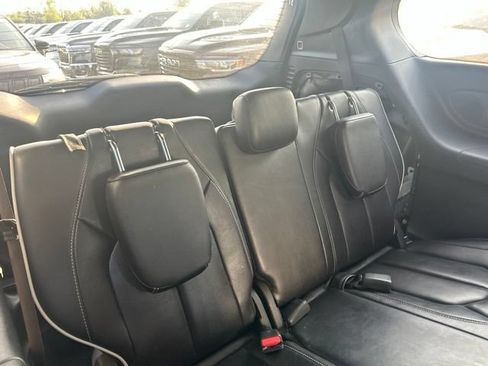 Used 2025 Chrysler Pacifica Limited FWD image 9