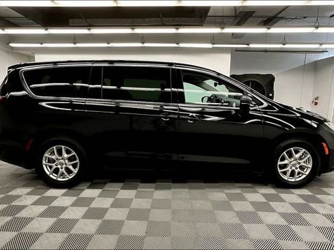 Used 2024 Chrysler Pacifica Touring-L FWD image 14