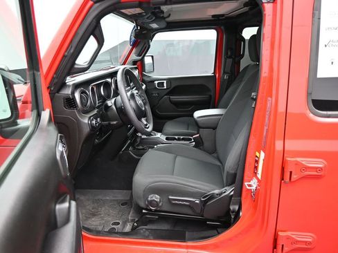 Used 2023 Jeep Gladiator Sport image 10