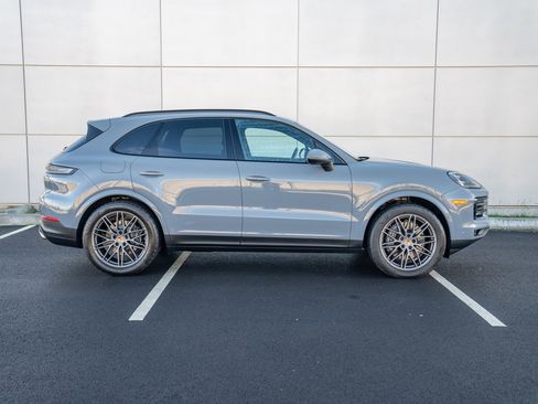 Used 2025 Porsche Cayenne image 8