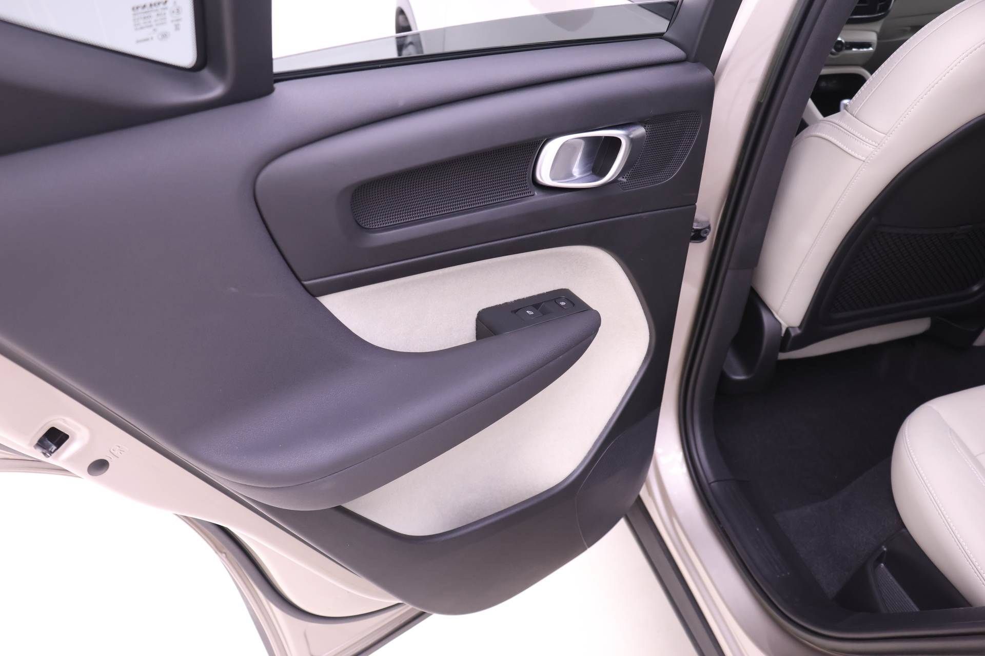 Certified 2024 Volvo XC40 B5 Ultimate w/ Protection Package Premier AWD/4WD image 18