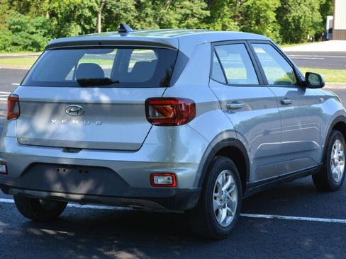 Used 2021 Hyundai Venue SE FWD image 5