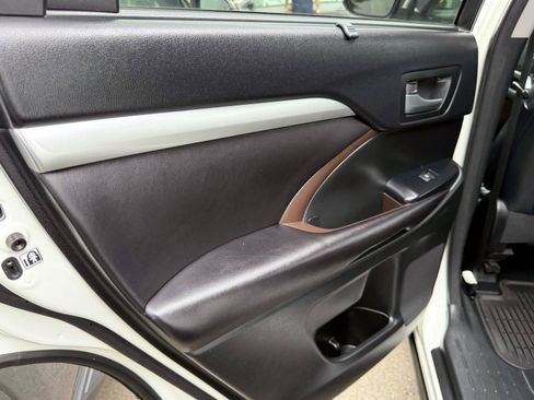 Used 2016 Toyota Highlander XLE AWD/4WD image 10
