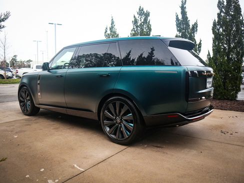 Used 2025 Land Rover Range Rover SV image 8