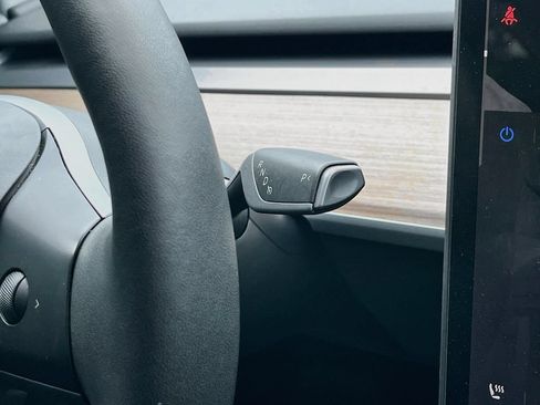 Used 2025 Tesla Model Y Long Range RWD image 17