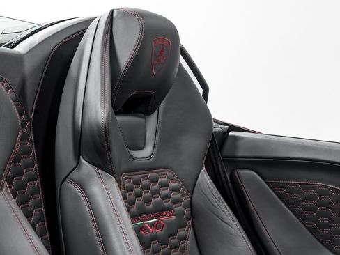 Used 2022 Lamborghini Huracan EVO RWD image 32