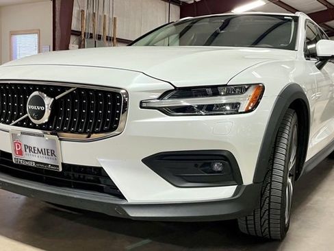 Used 2024 Volvo V60 B5 Cross Country Plus image 7