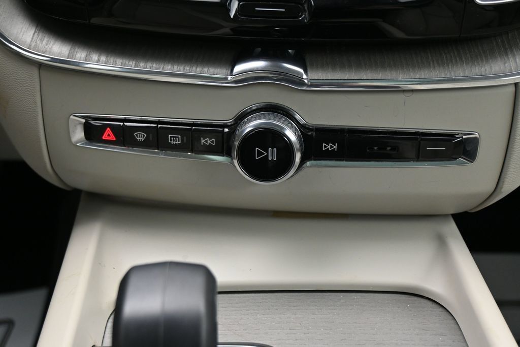 Used 2023 Volvo XC60 B5 Plus FWD image 22