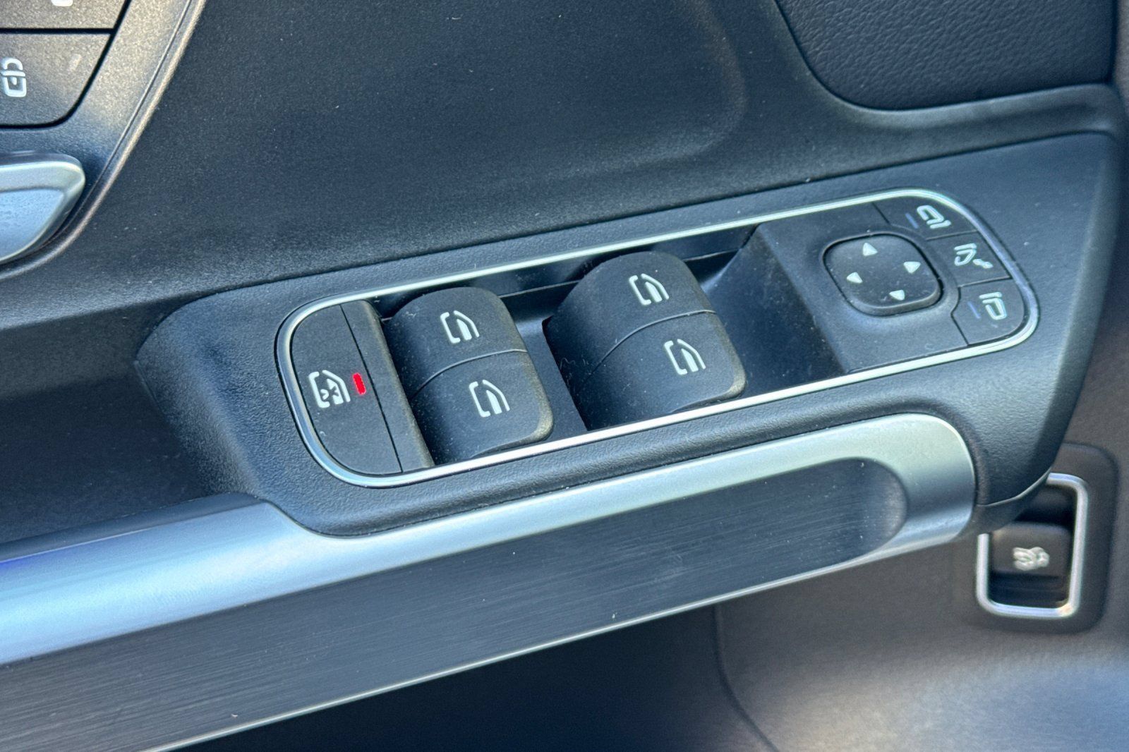 Certified 2023 Mercedes-Benz EQB 300 4MATIC image 12