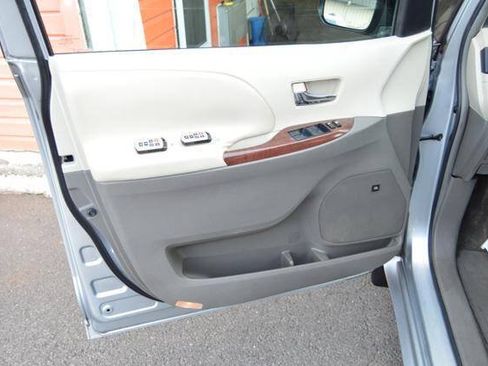 Used 2011 Toyota Sienna XLE w/ XLE Navigation Pkg FWD image 33