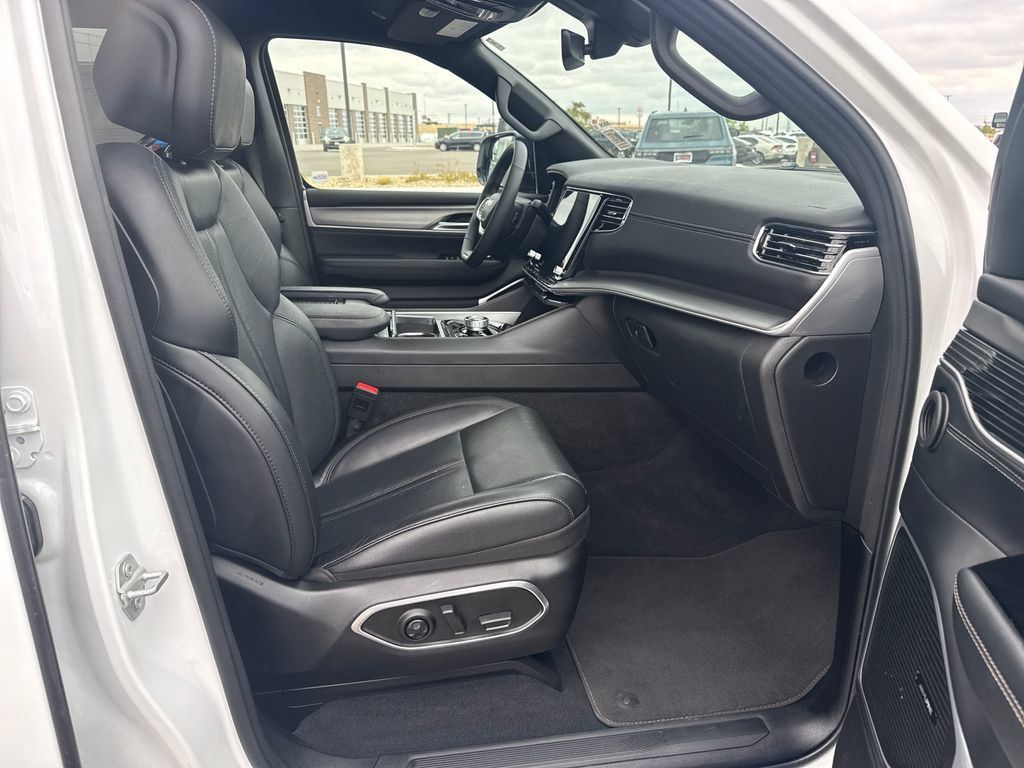 Used 2025 Jeep Wagoneer 4WD image 34