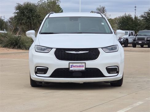 Used 2022 Chrysler Pacifica Touring-L image 2