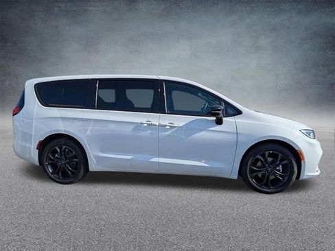 New 2026 Chrysler Pacifica Select FWD image 2
