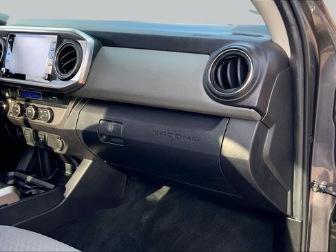 Used 2022 Toyota Tacoma SR5 AWD/4WD image 18