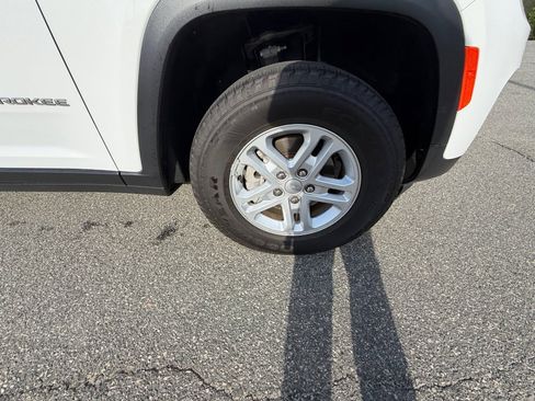 Used 2025 Jeep Grand Cherokee Laredo w/ Luxury Tech Group I image 29