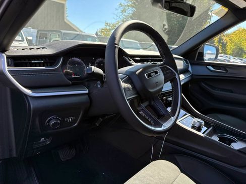 New 2025 Jeep Grand Cherokee 4WD image 9