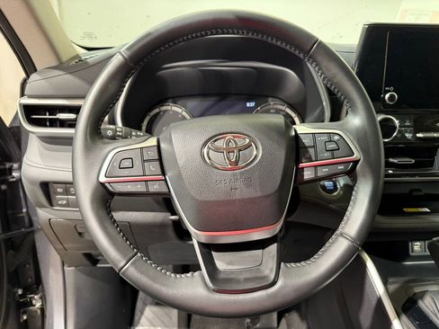 Certified 2023 Toyota Highlander XLE image 25