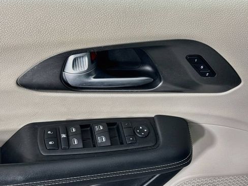 Used 2024 Chrysler Pacifica Touring-L FWD image 17