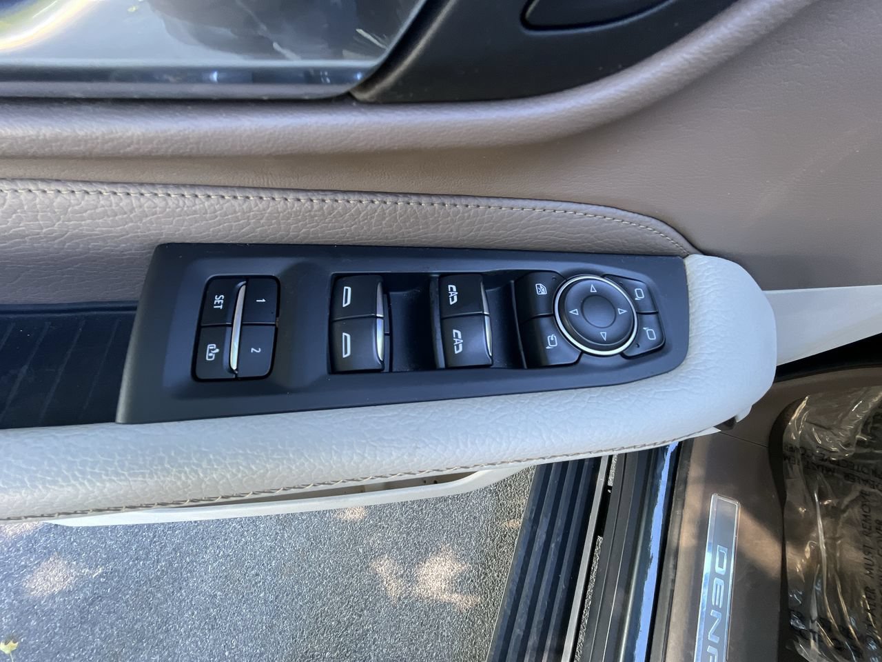 Used 2021 GMC Yukon XL Denali AWD/4WD image 4