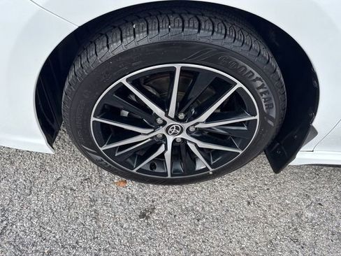 Used 2022 Toyota Camry SE image 3