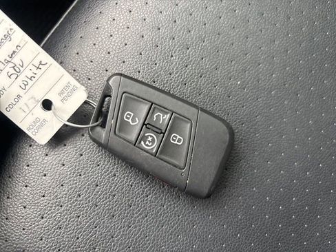 Used 2021 Volkswagen Tiguan SE image 35