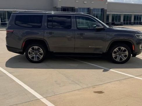 Used 2022 Jeep Wagoneer Series III AWD/4WD image 6